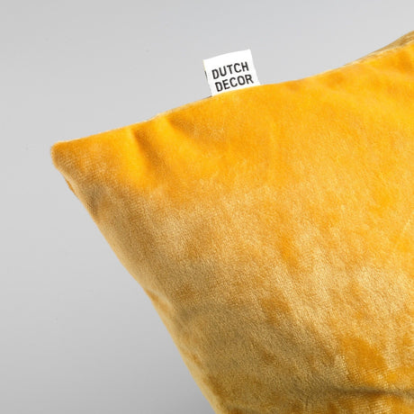 Sierkussenhoes van goudgele fluweelachtige stof met klein Dutch Decor label