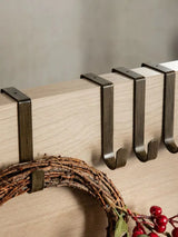 Set van 4 deurkranshangers: vier metalen haken op hout