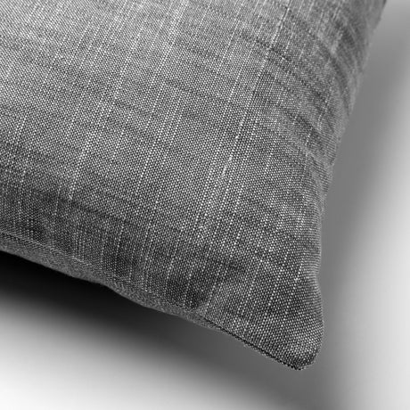 Sierkussen met linnenlook, detail van hoek en stiksel; houtskoolgrijs