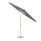 Zijaanzicht tuinparasol met grijze kap en metalen mast, ronde standvoet