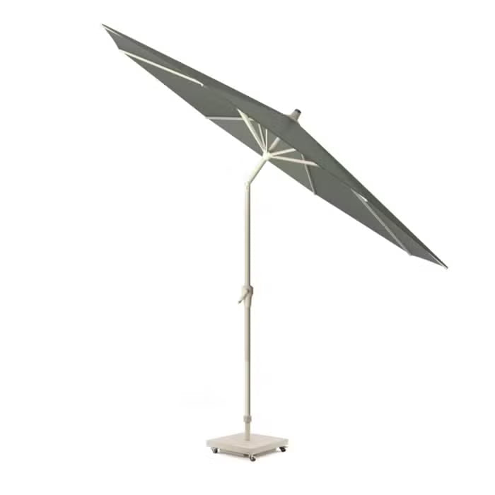 Zijaanzicht tuinparasol met grijze kap en metalen mast, ronde standvoet
