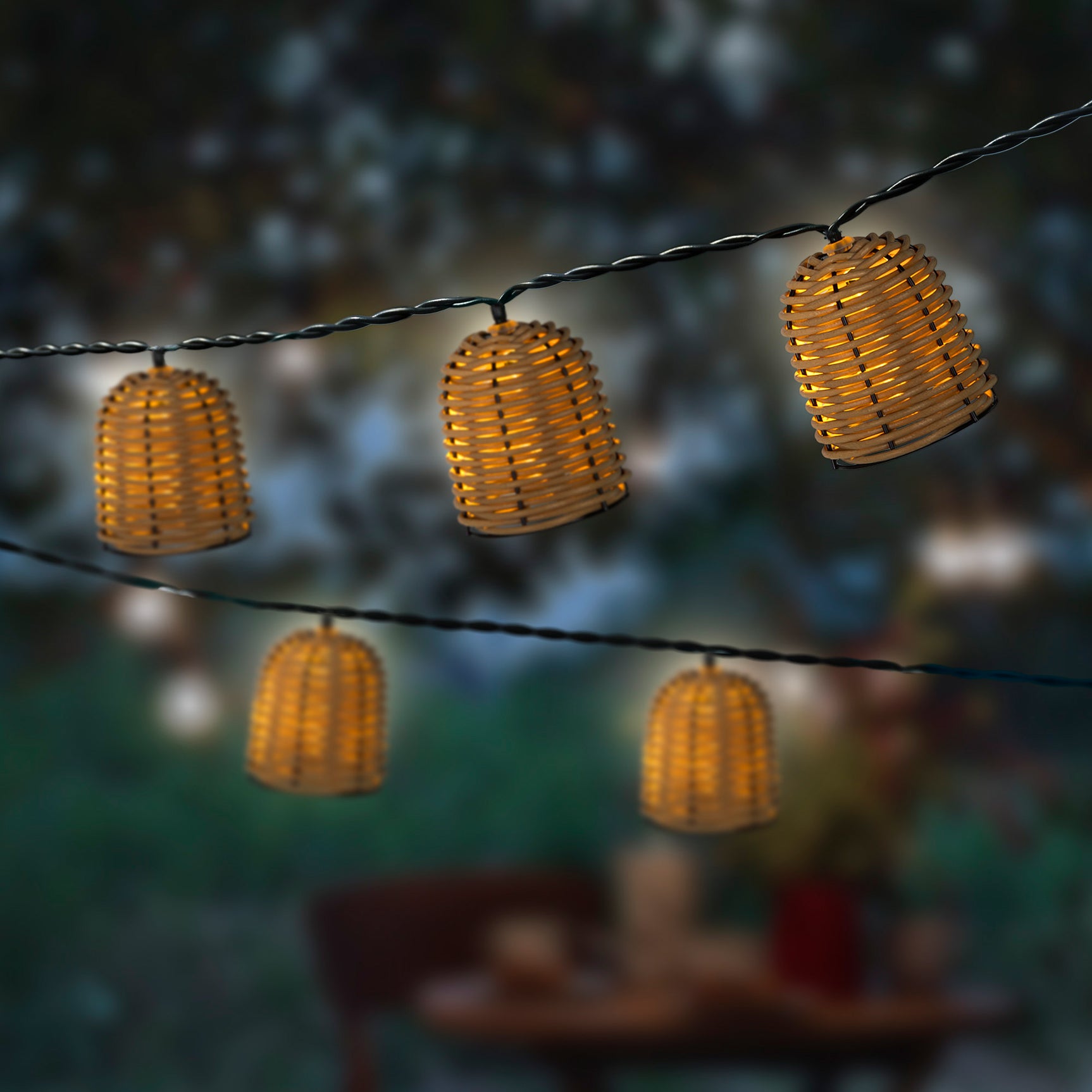 String met gevlochten rieten lantaarns op zonne-energie, warm geelbruin