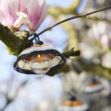 Solar partylamp met vlechtwerk lampenkap, verlichte glasbol en zwart frame