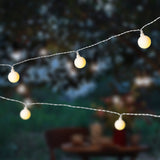 Snoer lichtjes met kleine ronde gele lampjes, hangend