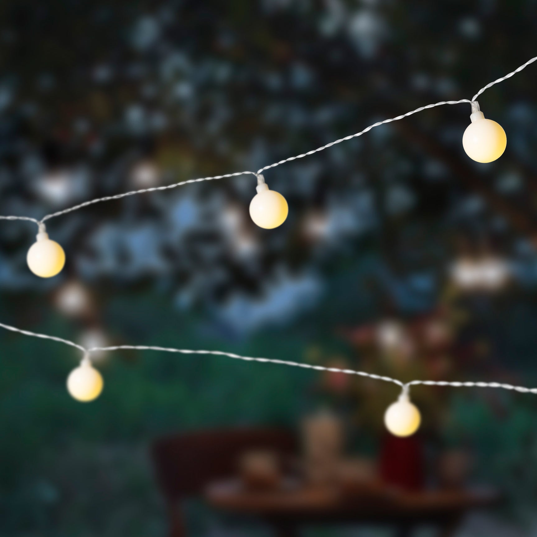 Snoer lichtjes met kleine ronde gele lampjes, hangend