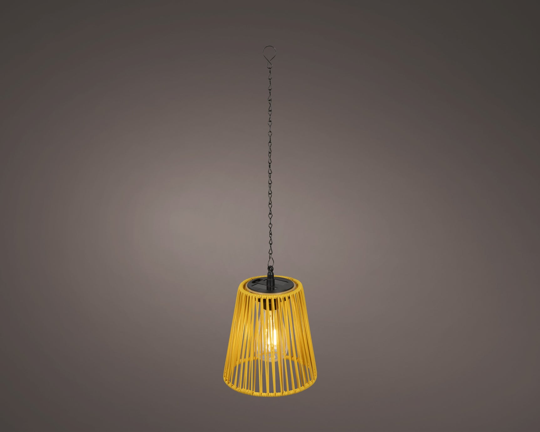 Zonne-hanglamp van gevlochten riet met gele kap, warm licht en ophangketting