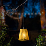 Zonne-hanglamp met gevlochten rieten kap, brandend warm licht en ophangketting