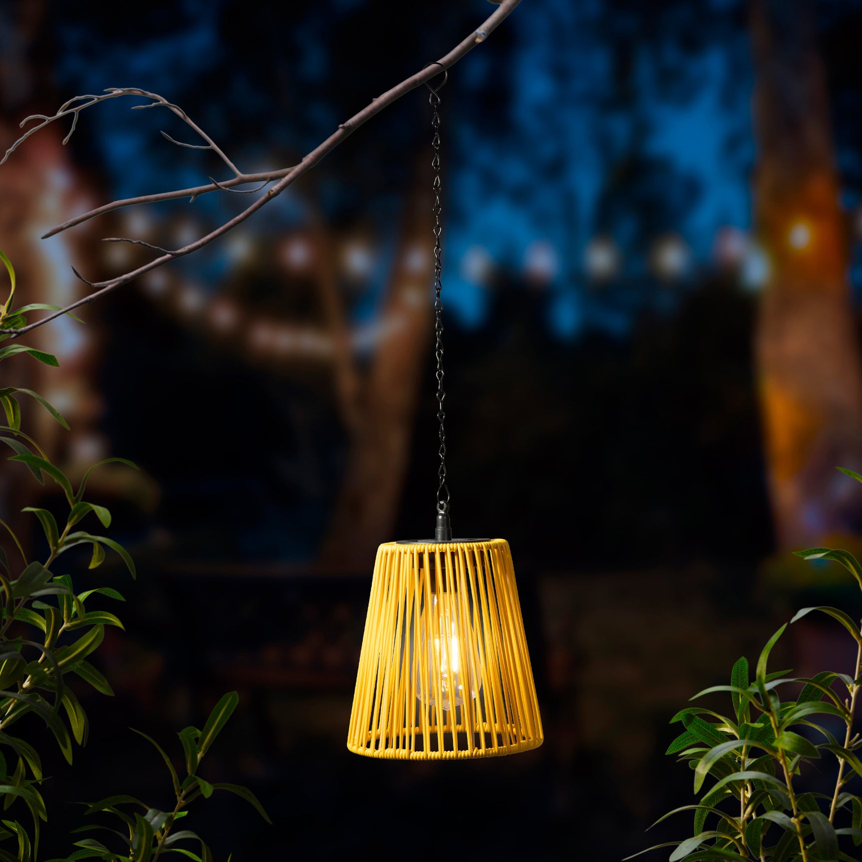 Zonne-hanglamp met gevlochten rieten kap, brandend warm licht en ophangketting