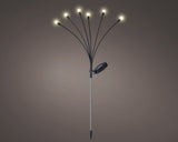 Zonne-energie priklamp met kunststof paal en acht brandende lampjes met zonnepaneel