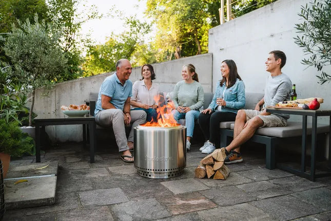 Solo Stove Bonfire rvs vuurschaal met vuur en houtblokken naast de schaal