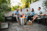Solo Stove Bonfire rvs vuurschaal met vuur en houtblokken naast de schaal