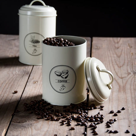 Voorraadblik koffie crème met open deksel en koffiebonen; etiket “COFFEE”