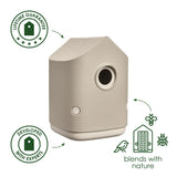 Beige vogelhuisje met ronde opening en groene keuringsiconen