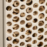 Elho insectenhotel, close-up van beige front met rijen ronde buisopeningen