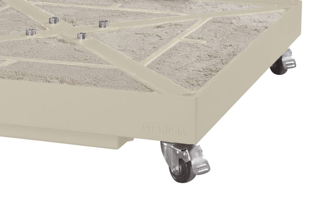 Parasolvoet hoekdetail met lichtbeige frame en metalen zwenkwielen onderaan