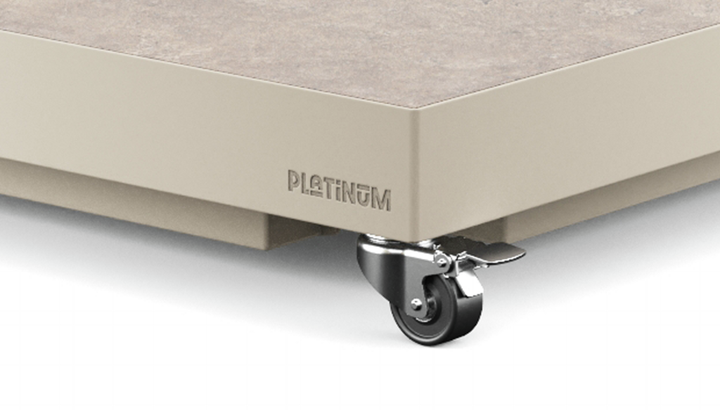Parasolvoet detail: lichtbeige rand met PLATINUM-logo en vergrendelwiel