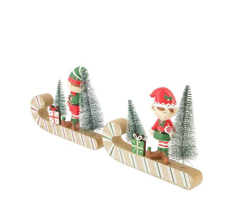 Kersthulpfiguur op houten slee met dennenboom en geschenkdoosjes, geassorteerde variant