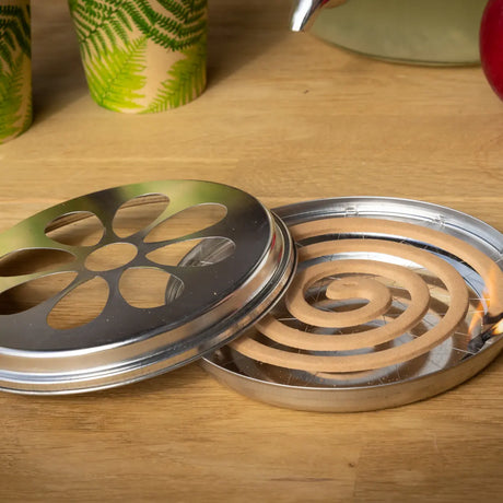 Zinken doosje met citronella-spiralen, open deksel en ronde spiralen