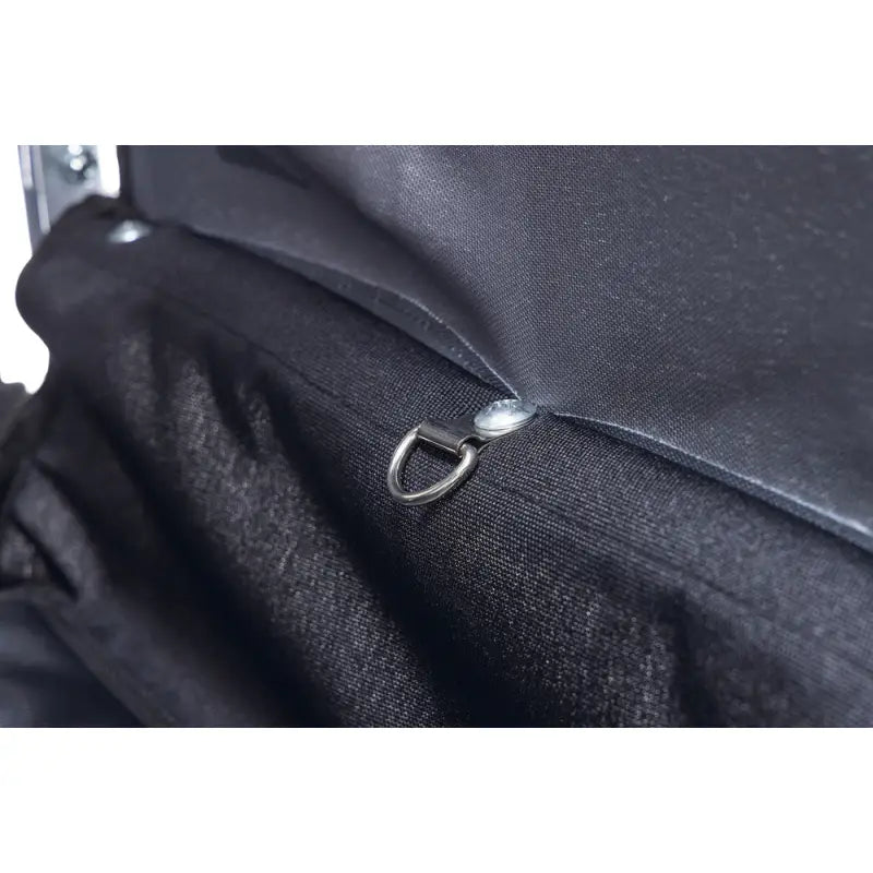 hondenfietskar, metalen bevestigingshaak op binnenbodem van zwarte bekleding