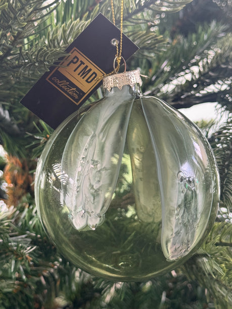 PTMD kerstbal van groen glas met witte accenten, aan gouden ketting