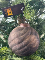 Antracietkleurige glazen kerstbal met gouden topkap, ophanglus en PTMD label