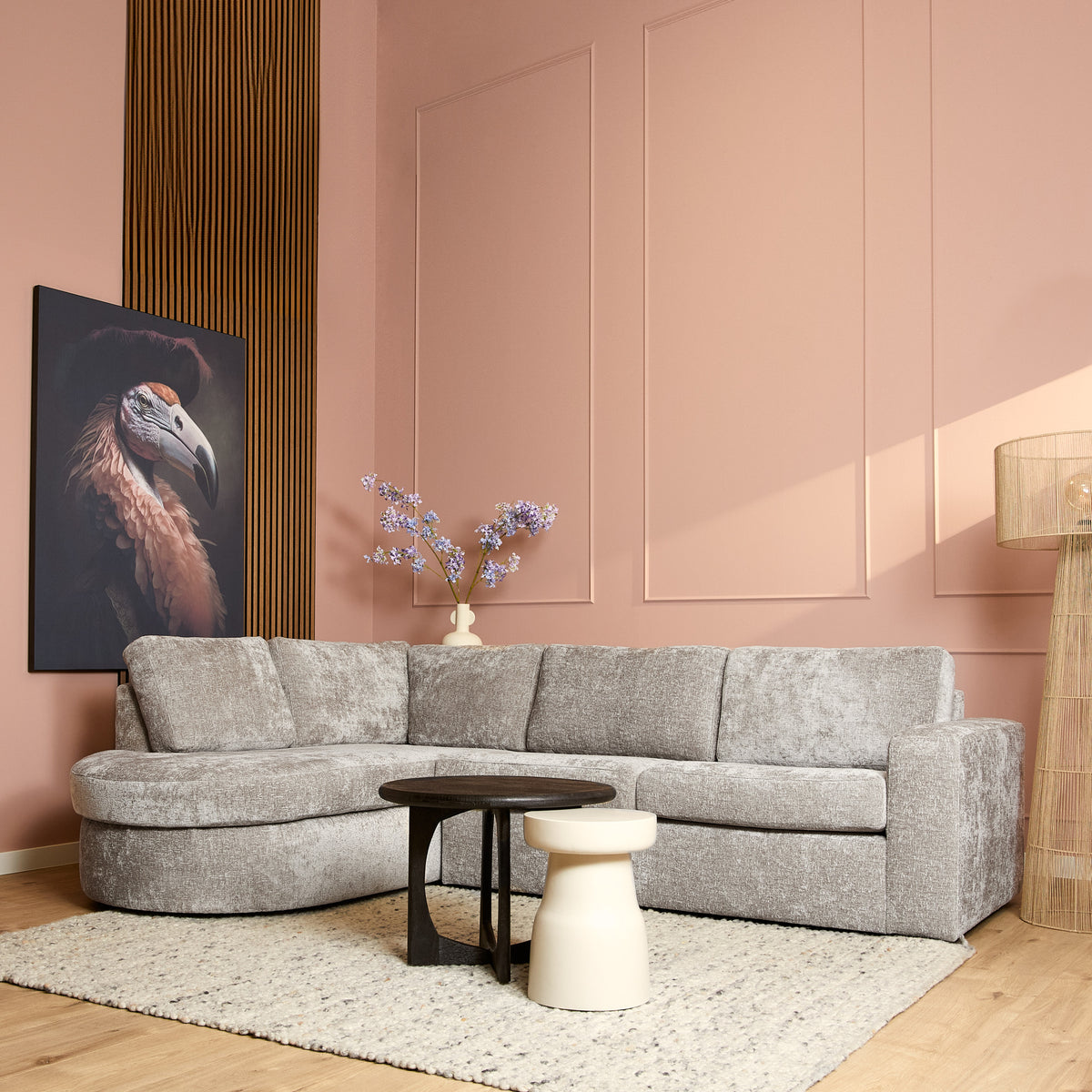Beige stoffen divan met chaise links en drie rugkussens, afgeronde vorm