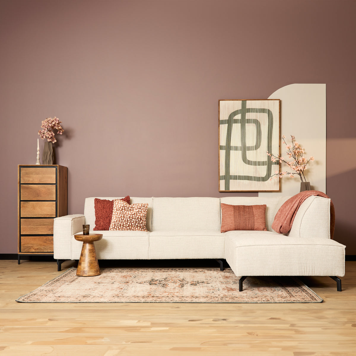 Beige hoekbank met chaise rechts, rechthoekige armleuningen en roestkleurige sierkussens