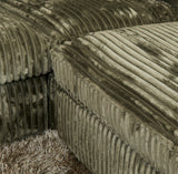 Groene teddy hoekbankzitting met geribbelde ribcord-textuur en sierlijke plooien