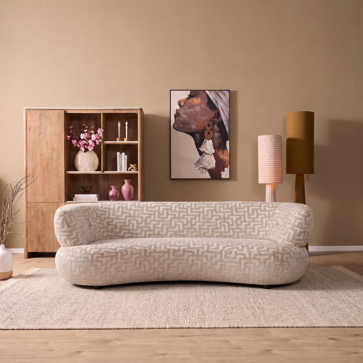 Beige 3-zitsbank met ronde vormen en geweven bekleding, brede zitting en armleuningen