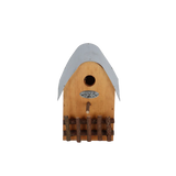 Landelijke houten nestkast met ronde ingang, metalen plaat en houten spijlen, grijs dak.