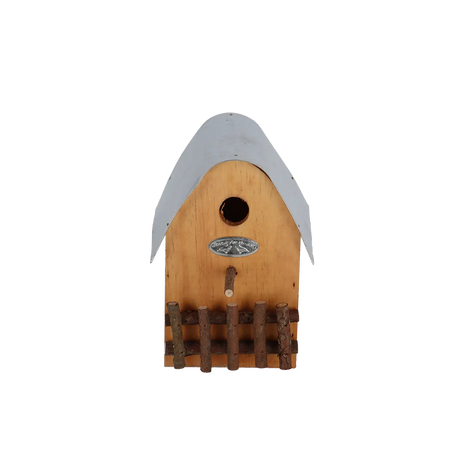 Landelijke houten nestkast met ronde ingang, metalen plaat en houten spijlen, grijs dak.