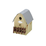 Landelijke houten nestkast met ronde ingang, metalen plaat en houten spijlen, grijs dak aan zijkant.