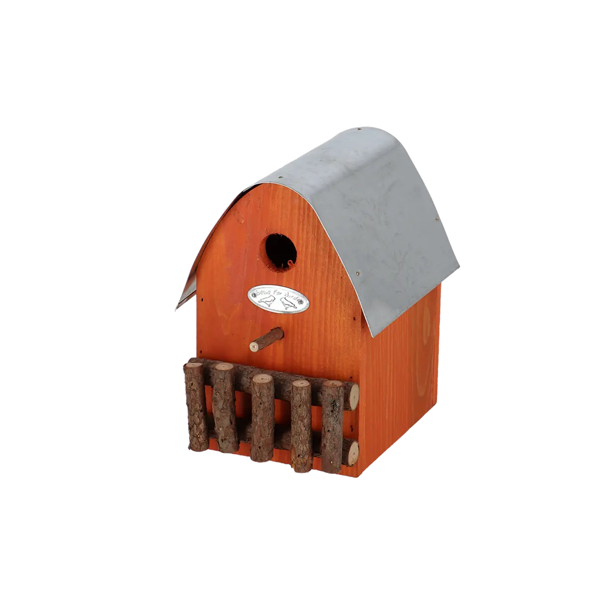Landelijke houten nestkast met ronde ingang, metalen plaat en houten spijlen, oranje voorzijde.