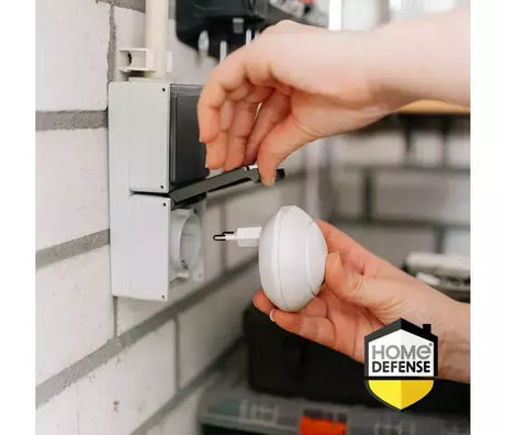 Ultrasone verjager HOME DEFENSE® in stopcontact met witte ronde stekker