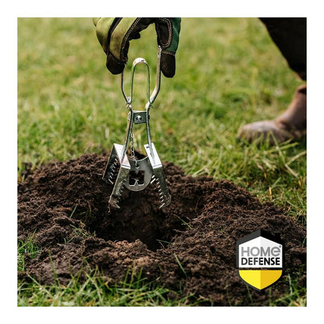 Mollenklem van metaal met ketting en puntige klem, geplaatst in de grond