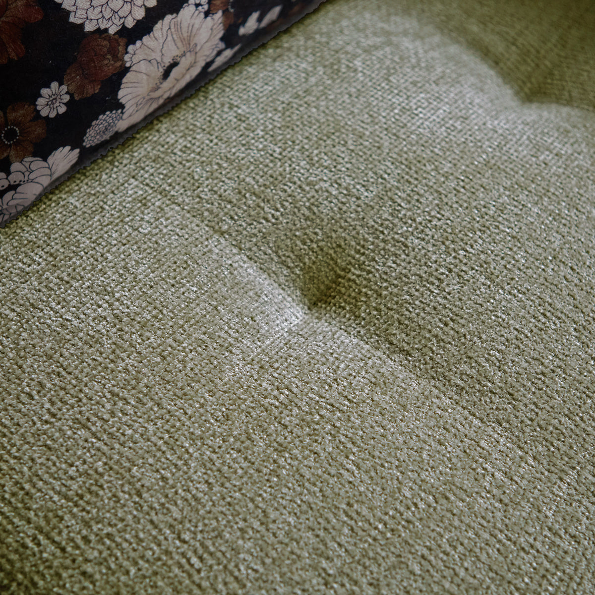 Groene gestoffeerde chaise longue met fijn geweven textuur, close-up