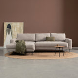 Lichtbeige bank met chaise longue links, brede zit en rugkussens, zwarte poten