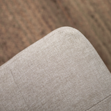 Lichtbeige stoffen bekleding van bankkussen met fijne weefstructuur
