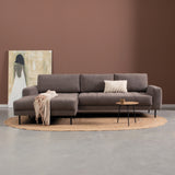 Donkergrijze hoekbank met chaise longue links, lage armleuningen en losse sierkussens
