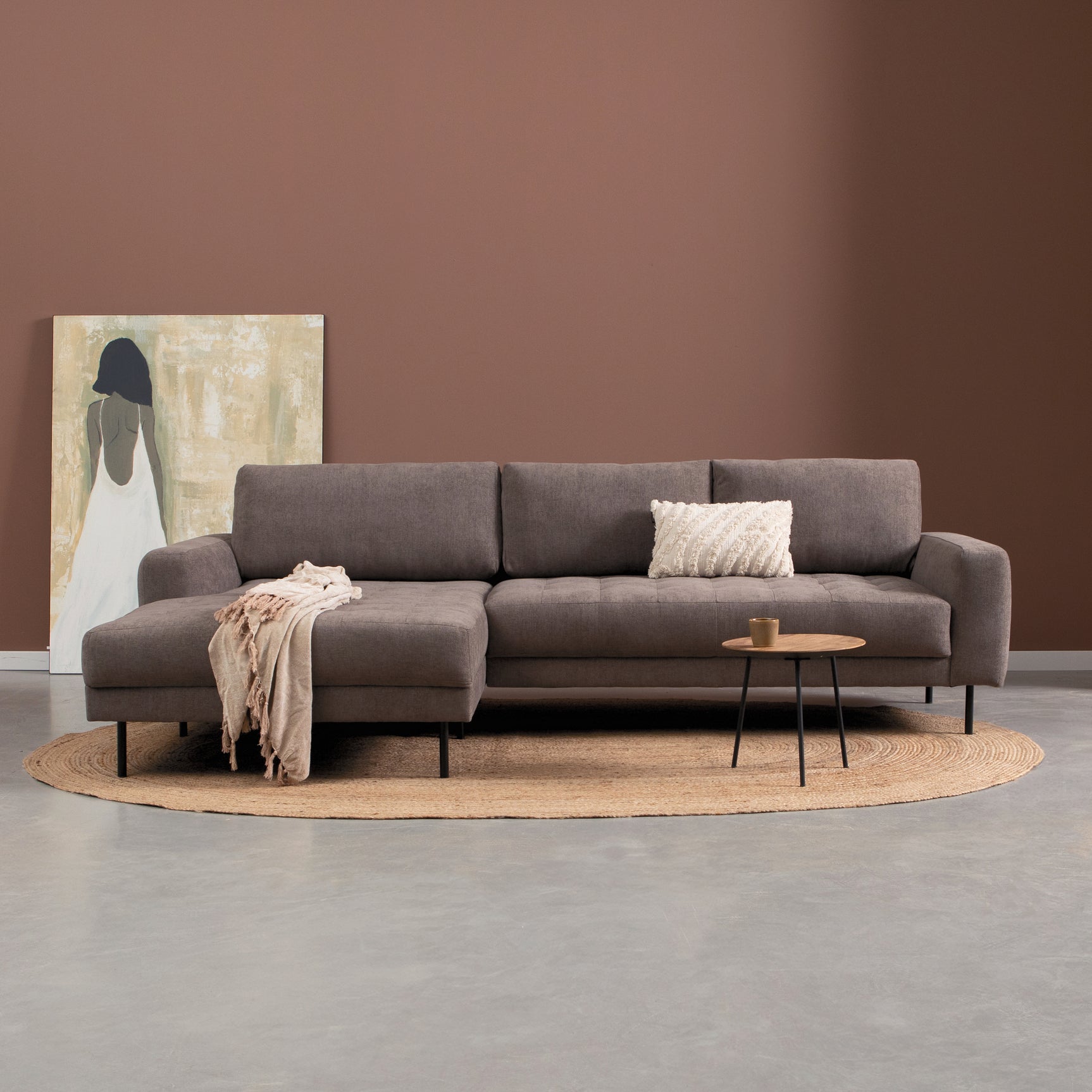 Donkergrijze hoekbank met chaise longue links, lage armleuningen en losse sierkussens