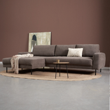 Donkergrijze hoekbank met chaise longue links en rugkussens, slanke houten poten