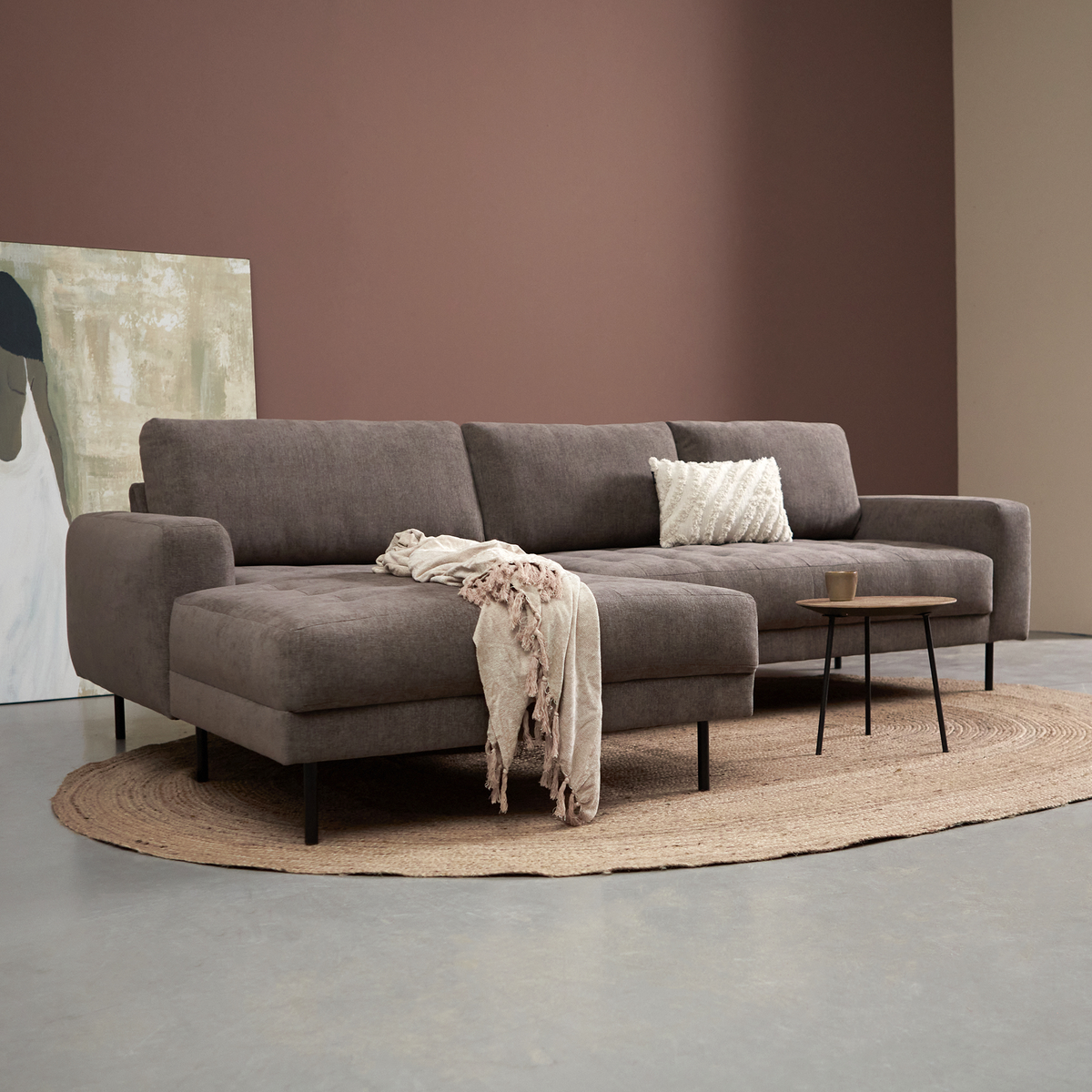 Hoekbank met chaise longue links in donkergrijze stof, extra zitgedeelte en sierkussens