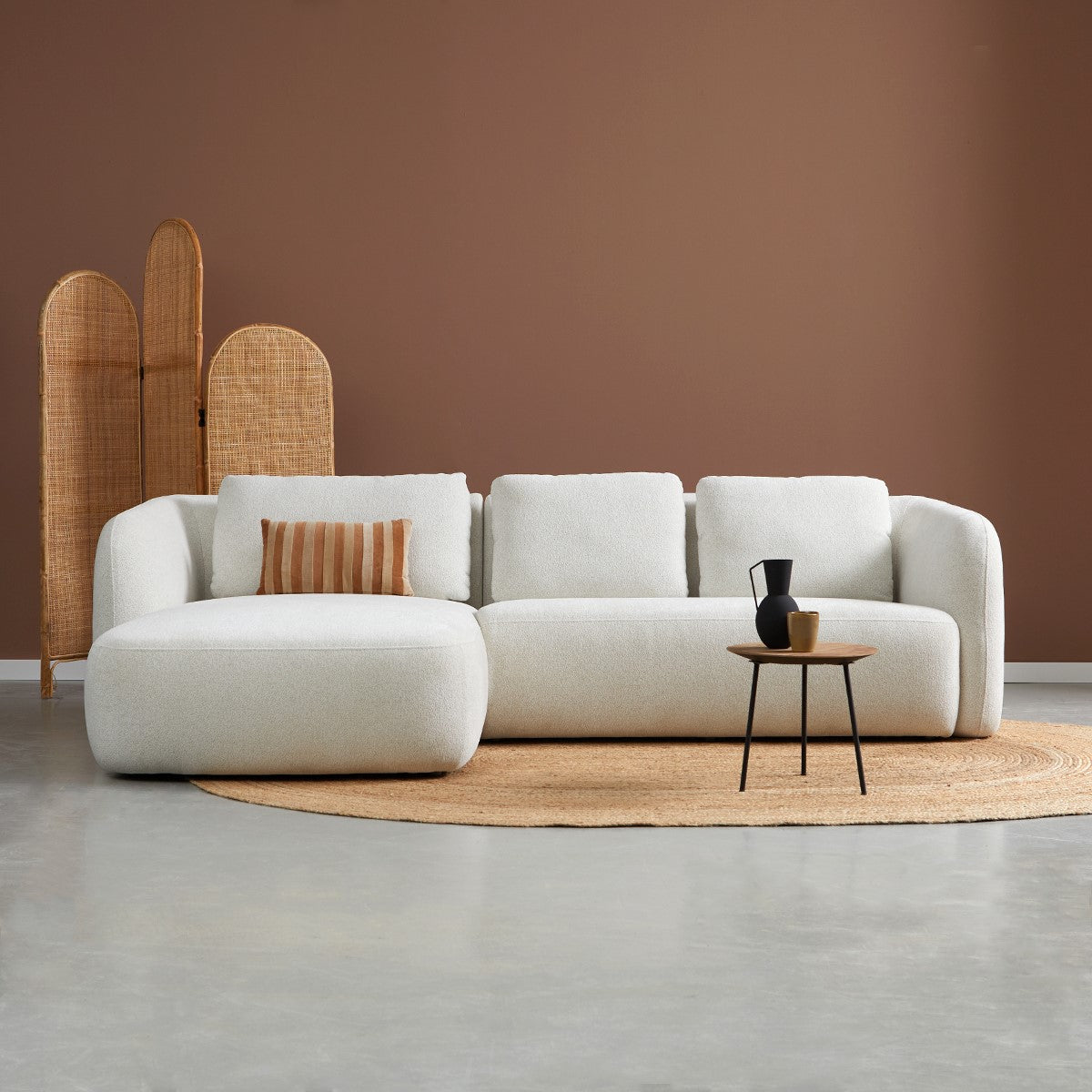 CLOUD chaise longue links in lichtbeige, met afgeronde armleuningen en sierkussens