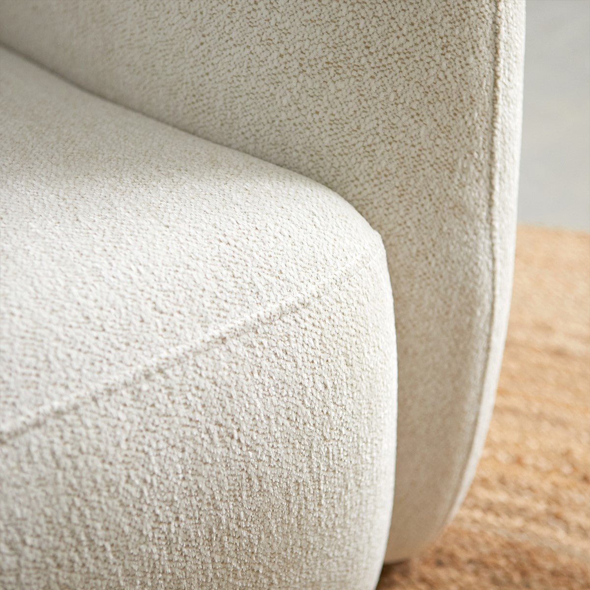 Lichtbeige meubelstof op chaise longue links, met fijne textuur