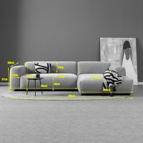 Lichtgrijze hoekbank met chaise rechts, met kussens en open opstelling