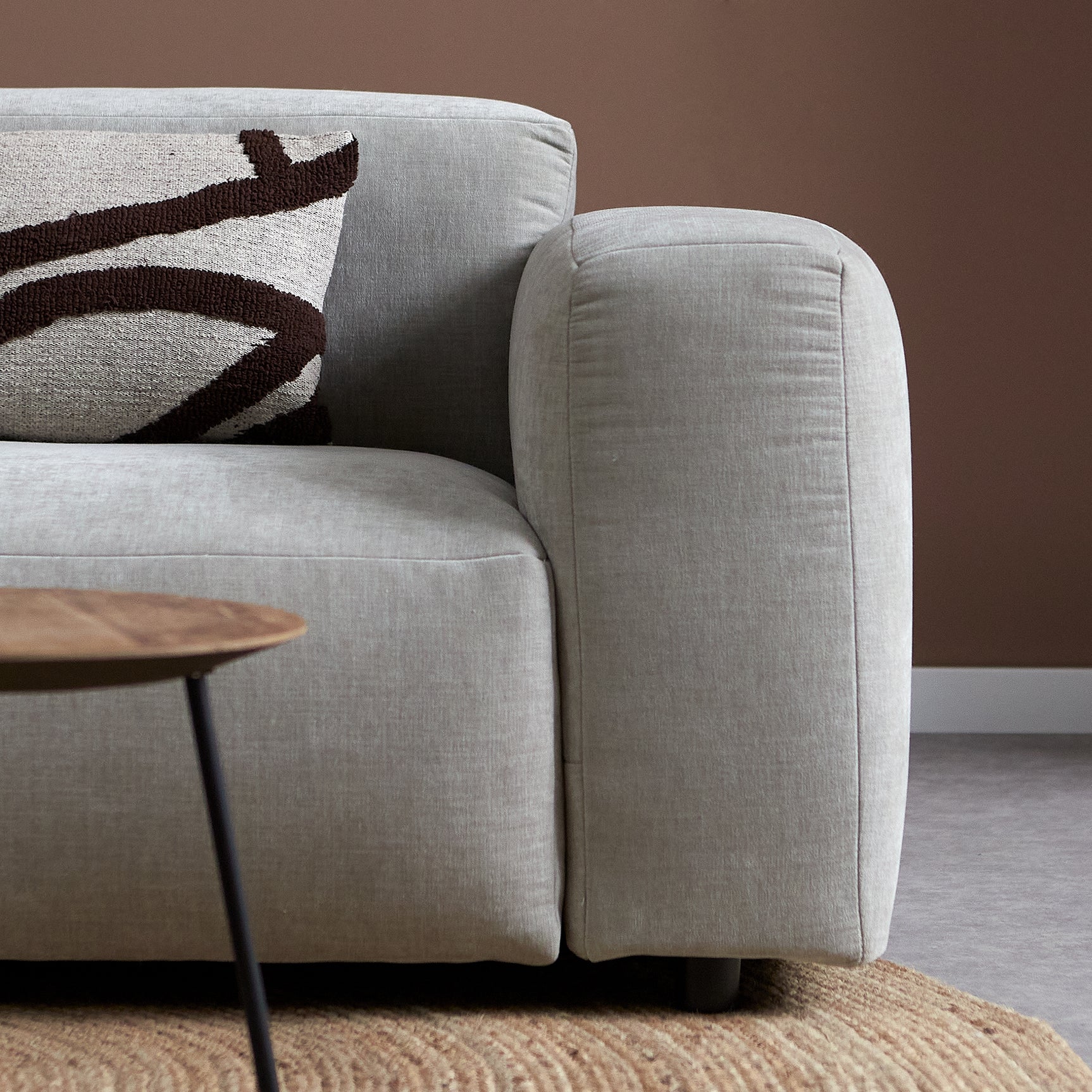 Cementkleurige chaise longue met rechte arm en afgeronde zijkant