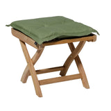 Groen zitkussen met knoopdetails, op houten kruk