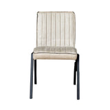 Beige gestoffeerde eetkamerstoel met hoge ribbelrugleuning, zitting, en donkere poten.