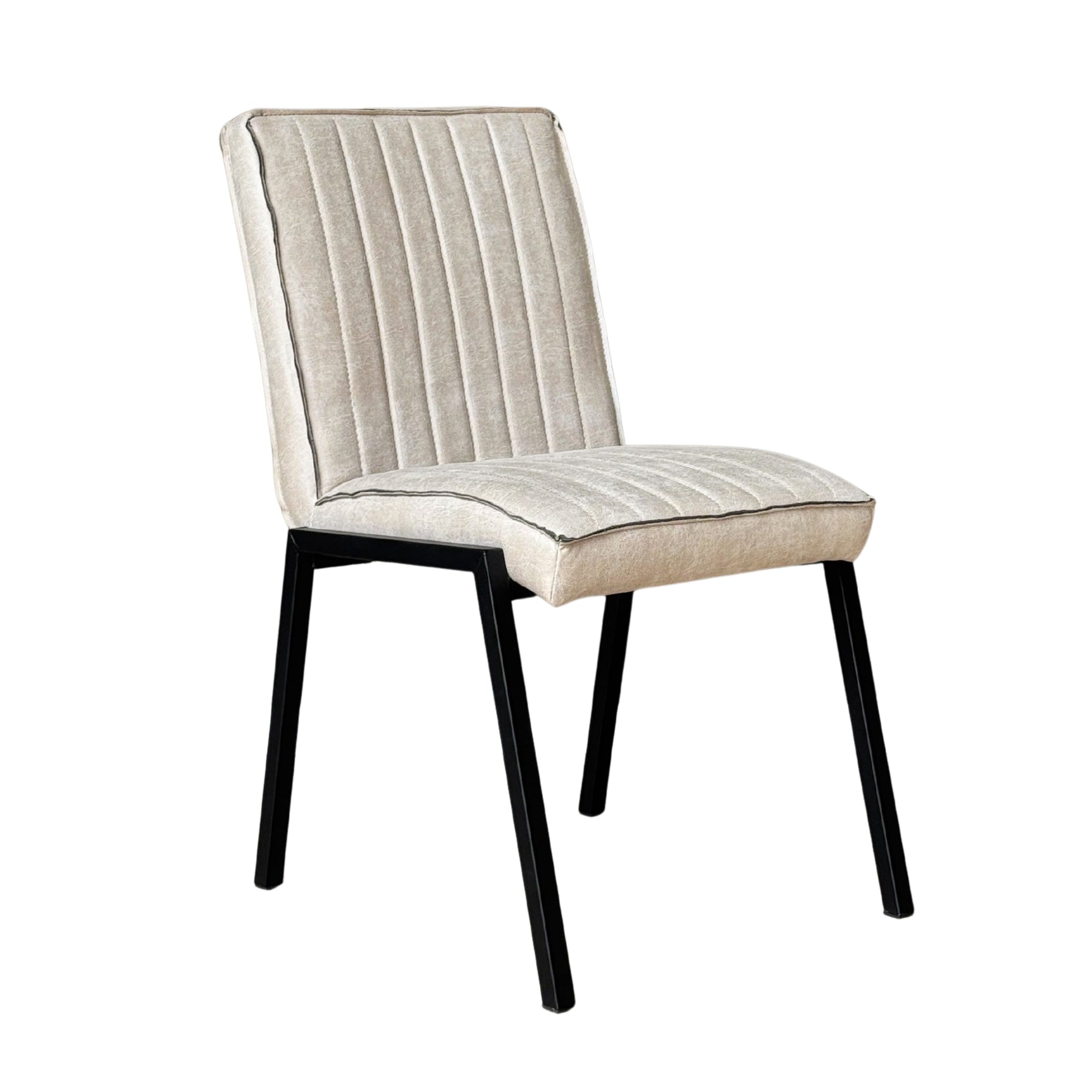 Beige gestoffeerde eetkamerstoel met ribbelrugleuning en zitting, met zwarte poten.