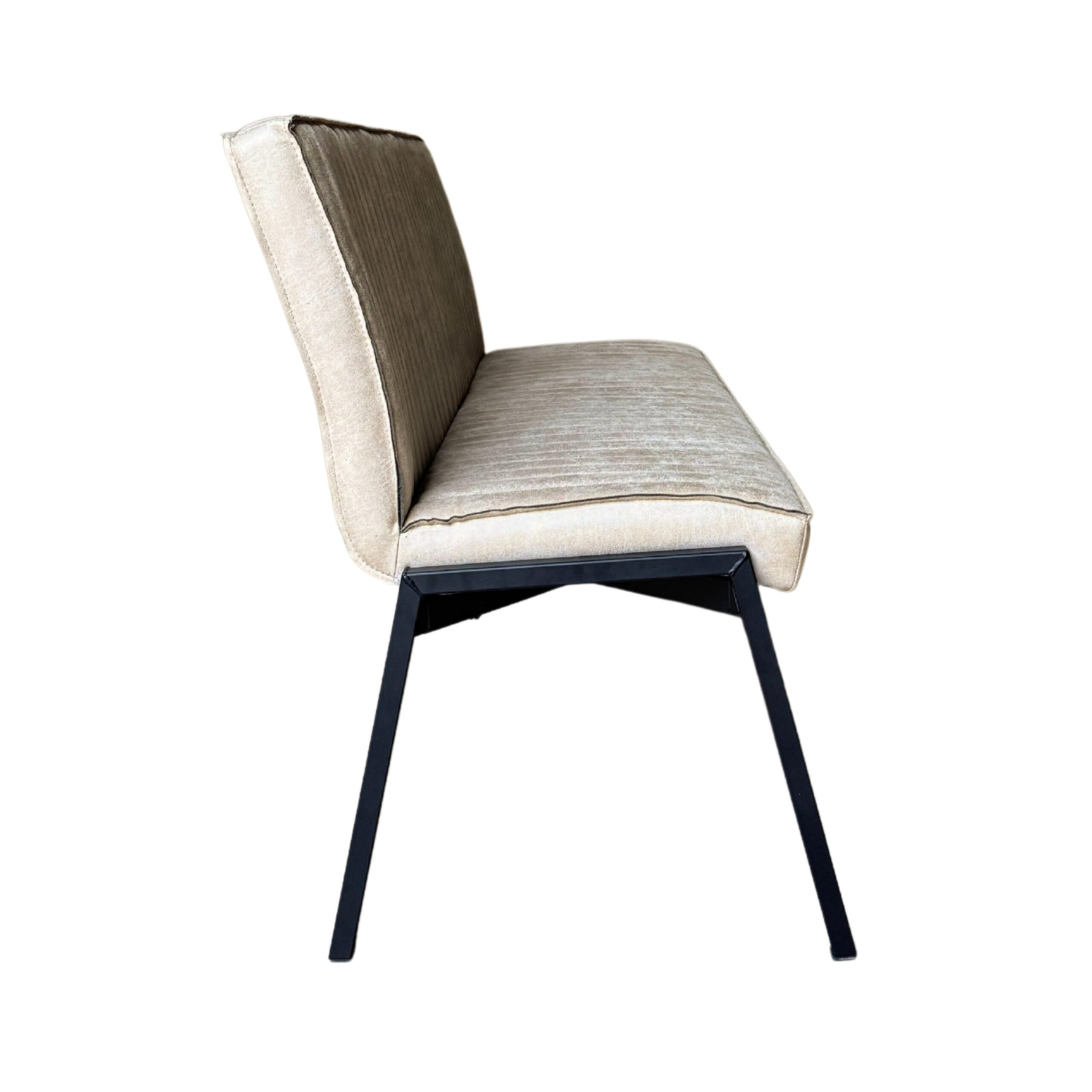 Beige eetkamerstoel met hoge rugleuning en zitting, met donkere poten.